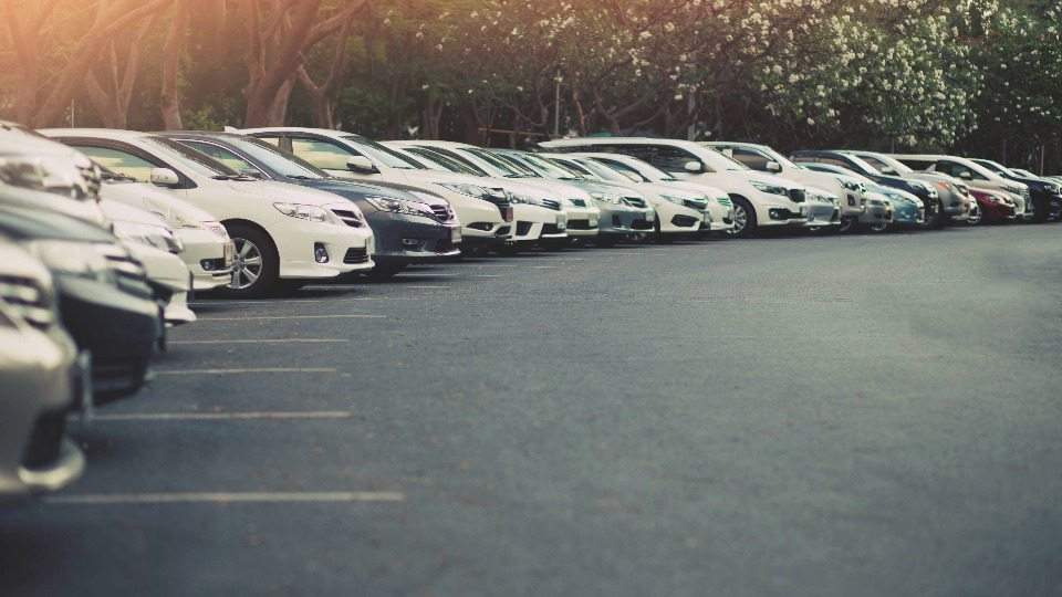Fahrzeuge warten auf Abholung und Ankauf auf dem Autohof von Auto verkaufen Erwitte